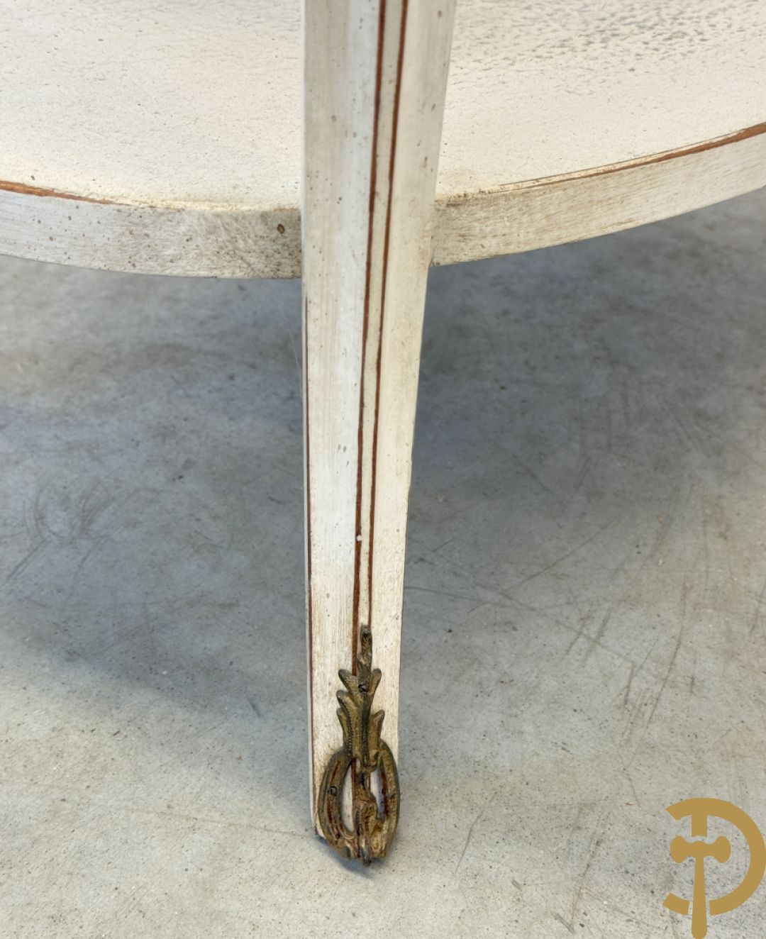 Paar wit gemonochromeerde bergères Louis XVI stijl + bijzettafeltje met lade op voluutvormige pootjes
