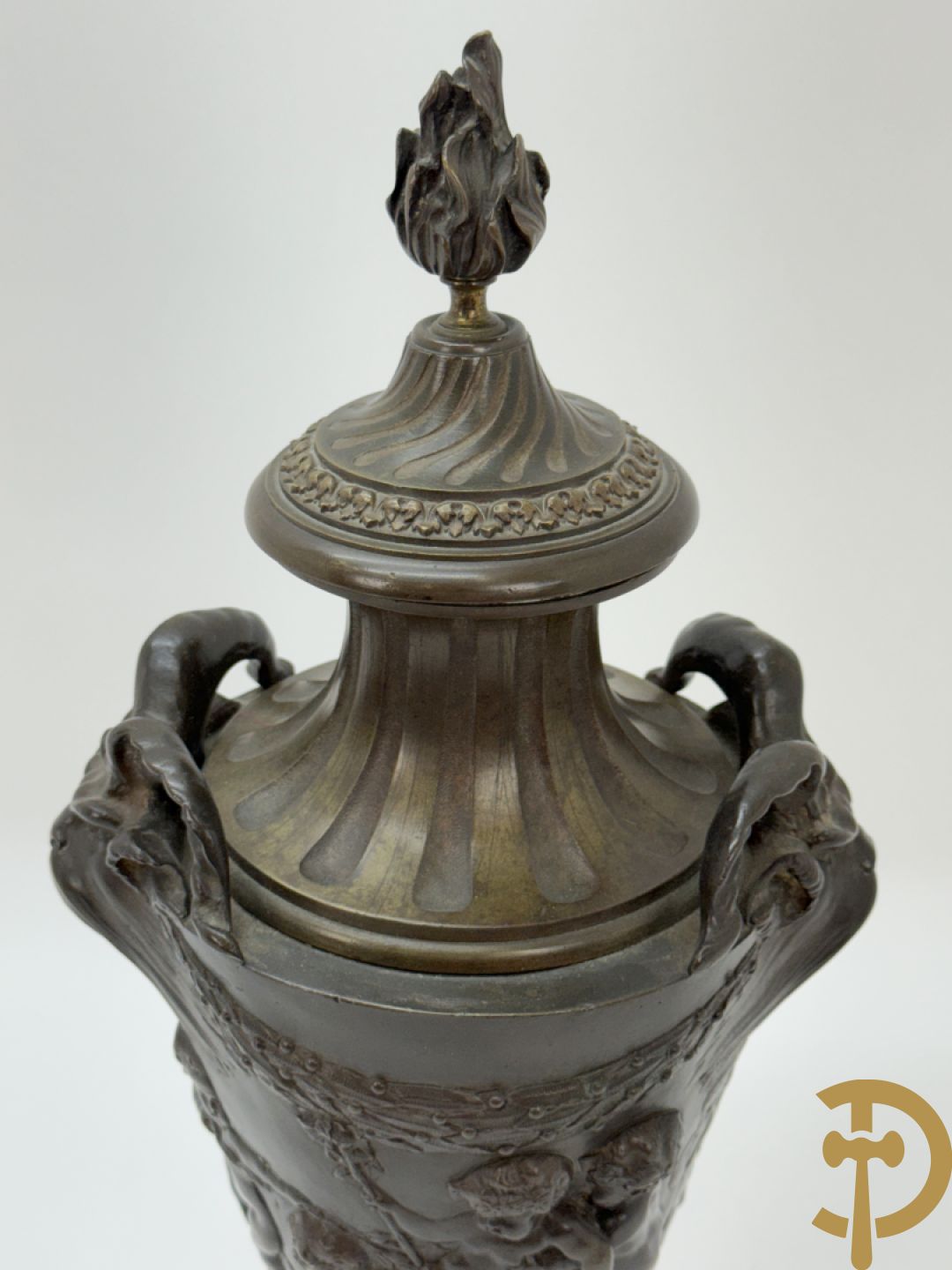Bronzen cassolette met basrelief van cupido