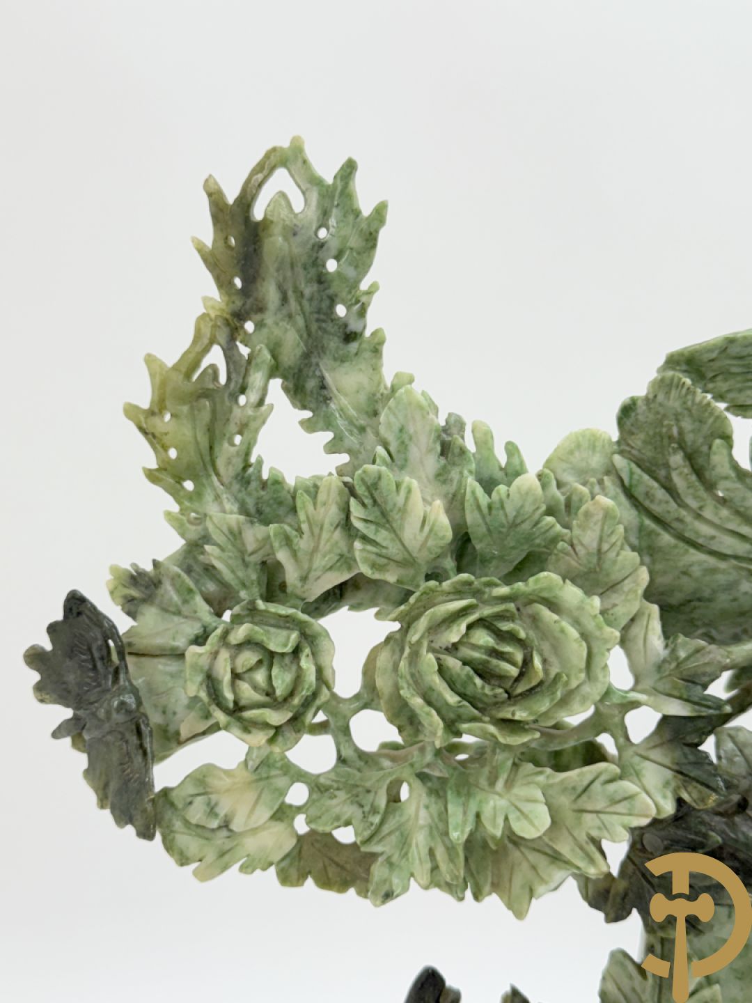 Chinese handgesculpteerde sculptuur in speksteen met amfoor, bloemen en vegelmotieven (tweedelig)