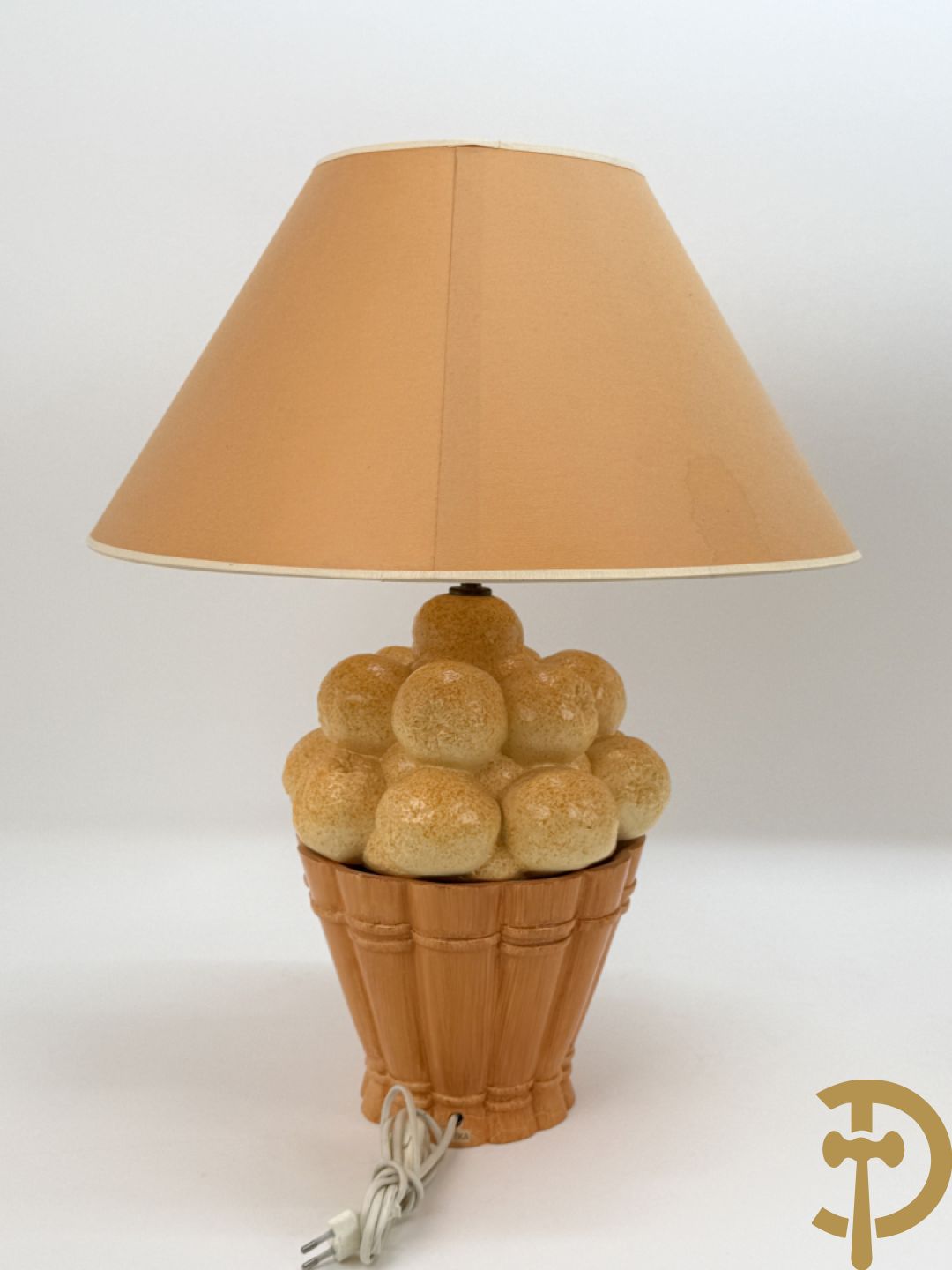 Paar keramieken lampadaires met gekleurd fruit in mand