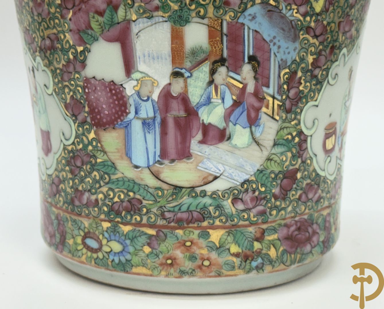 Paar Chinese porseleinen famille rose Kanton vazen met geanimeerd decor en zijdelings met fo honden