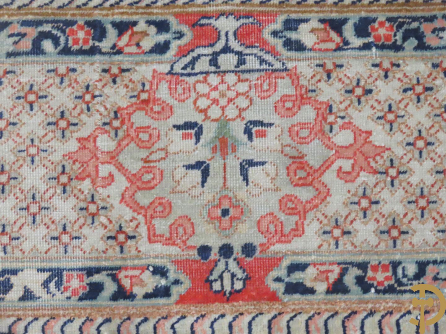 Zijden handgeknoopt tapijt met amfoor en bloemendecor