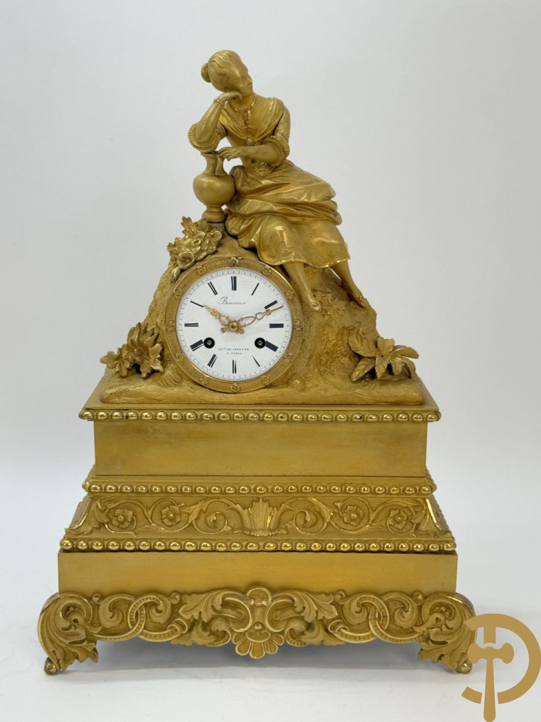 Vergulde bronzen pendule met dame onder globe, Boursier Elève de Lepaute à Paris getekend