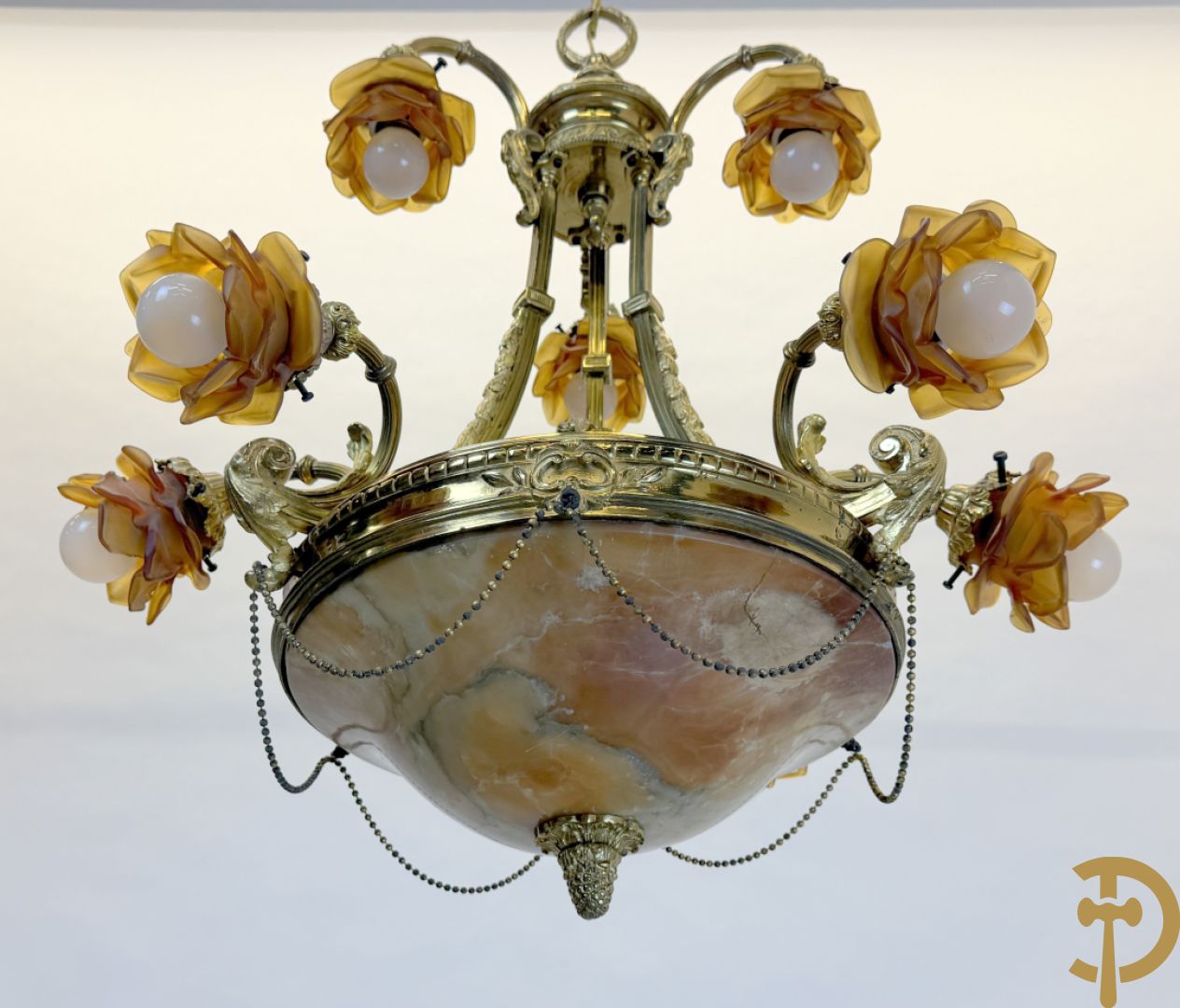 Vuurvergulde bronzen luchter met 9 lichtpunten bezet met roosjes en albast coupe onderaan