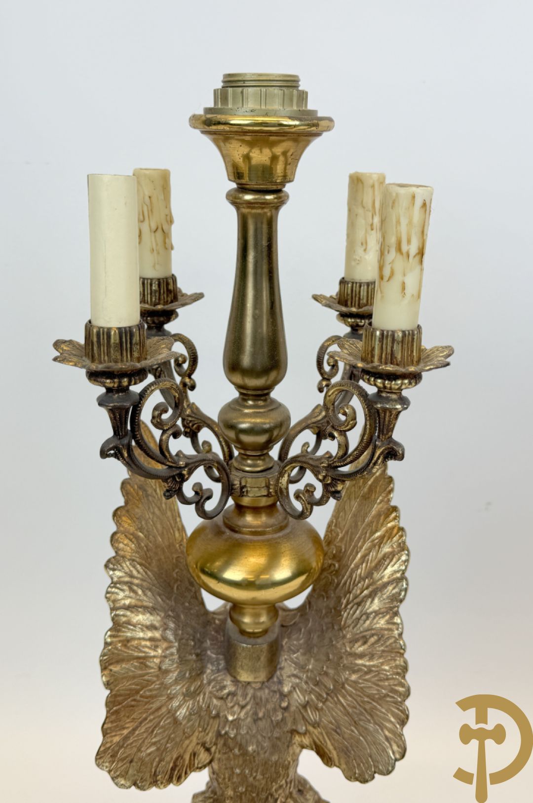 Paar vintage lampadaires met adelaar, bovenaan bekroond met 4 kaarsenhouders en lichtpunt