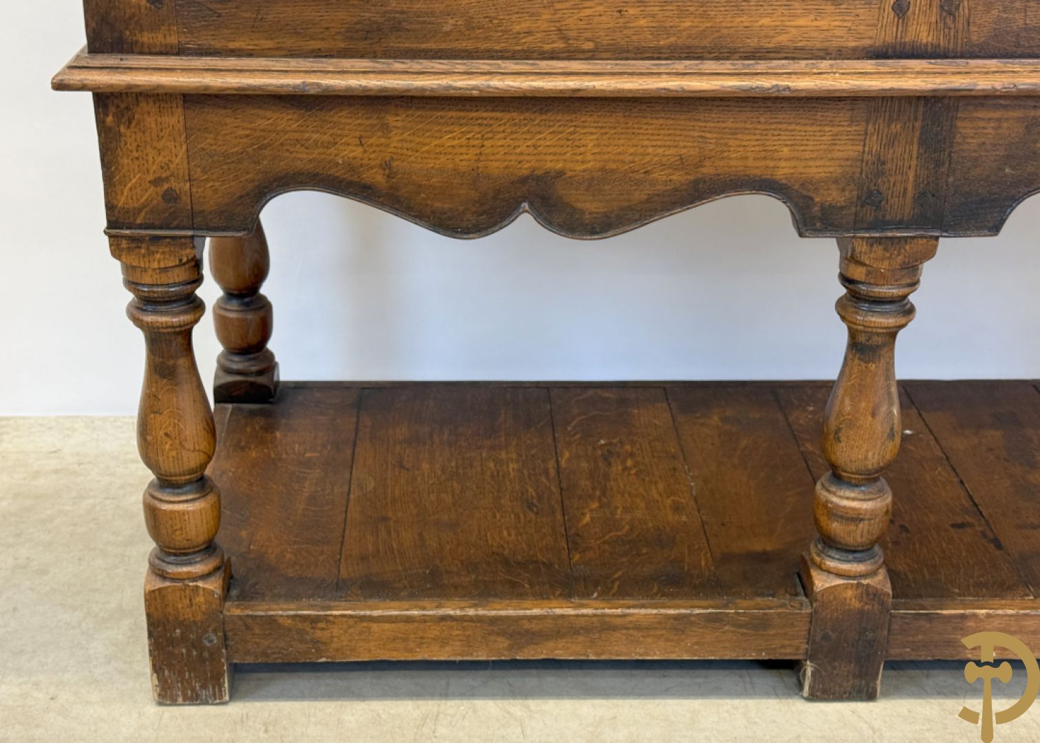 Massief eiken Engelse side board met 2 lades, op ballusterpoten