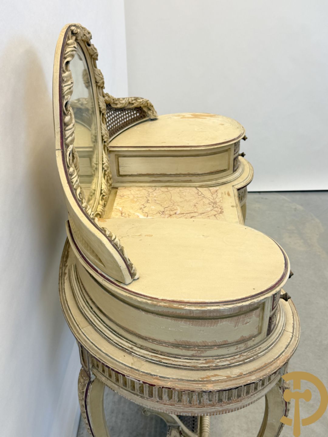 Gepatineerde damesopschiktafel met 5 lades en ovale spiegel, Louis XVI stijl