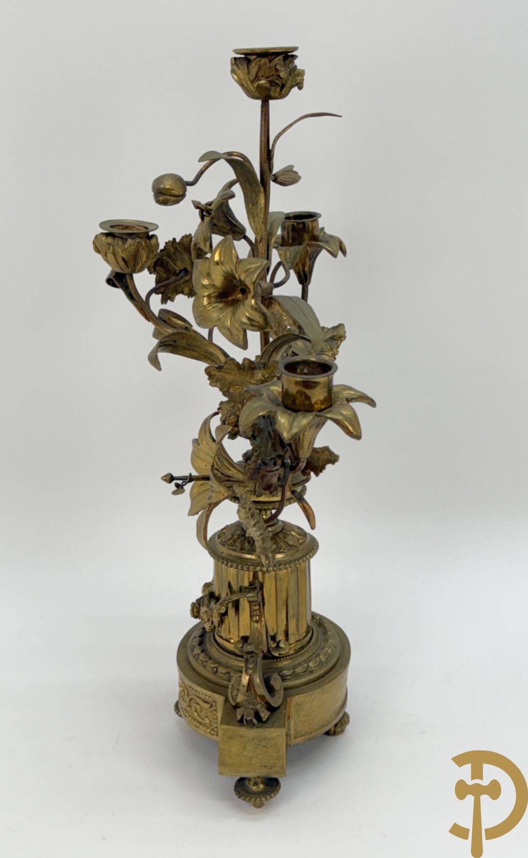 Paar bronzen kandelaars met guirlande en bloemenmotieven