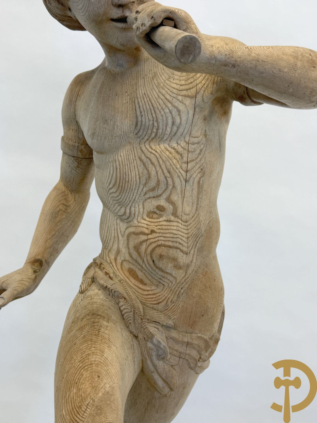 Houtgesculpteerde fluitspelende cupido staande op schelp