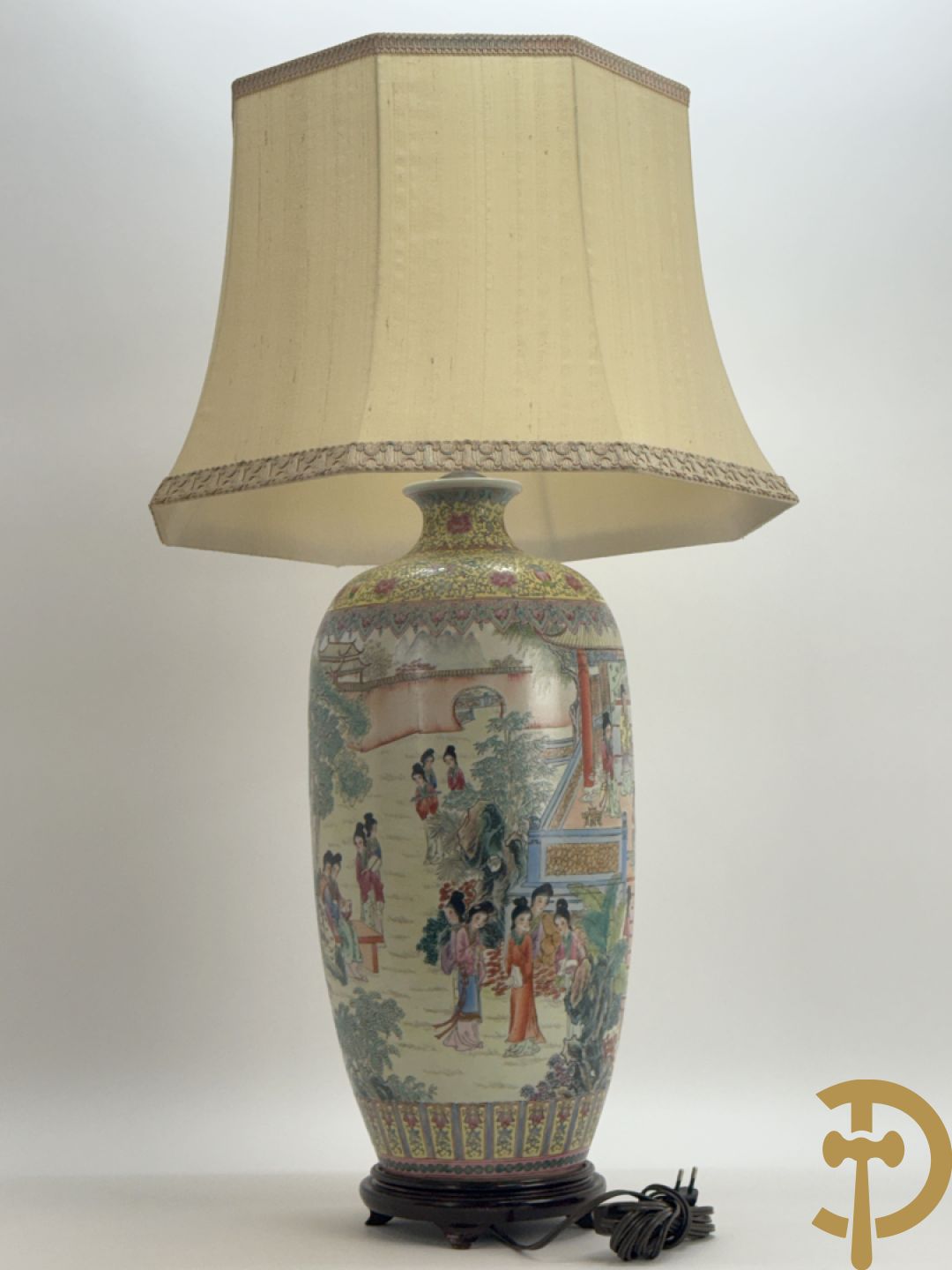 Chinese porseleinen vaas met geanimeerd decor van dames in tempels en landschap - omgebouwd als lampadaire