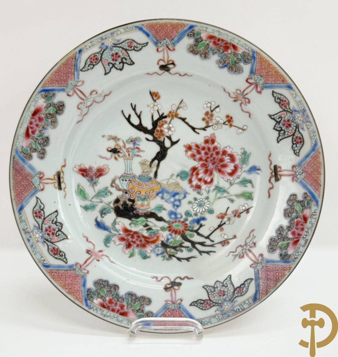 Chinese porseleinen ballustervormige vaas, King Long  + 2 porseleinen bordjes met bloemendecor + 2 bordjes met vazen- en bloemendecor + kopje en schoteltje Imari + dekselpotiche met vogel en bloemendecor