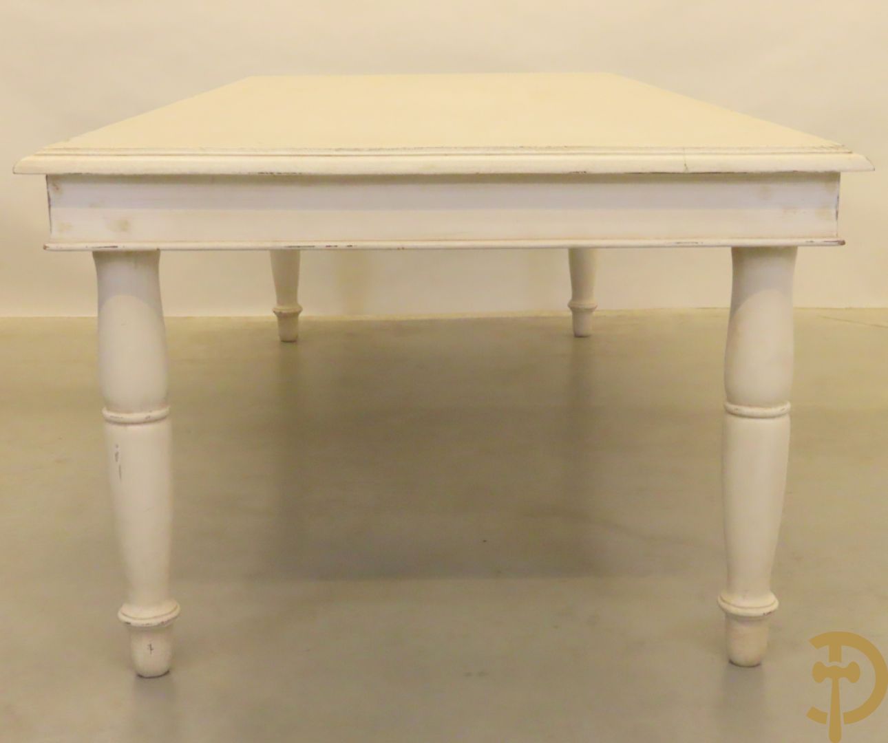 Wit geceruseerde rechthoekige tafel op ballusterpoten + 6 wit gecapitoneerde armstoelen
