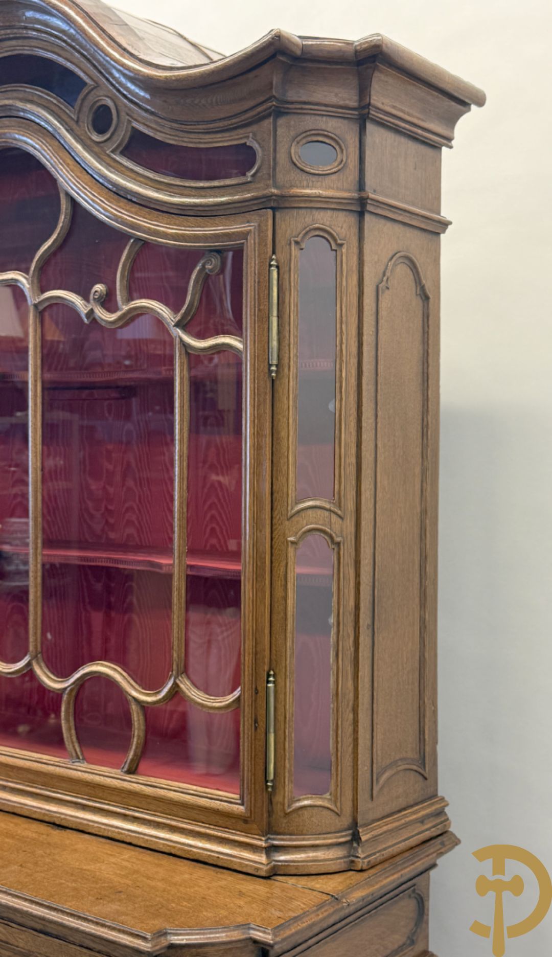 Massief eiken Luikse vitrinekast, boven met 2 beglaasde deuren en gebogen kop, Louis XV stijl, 18e