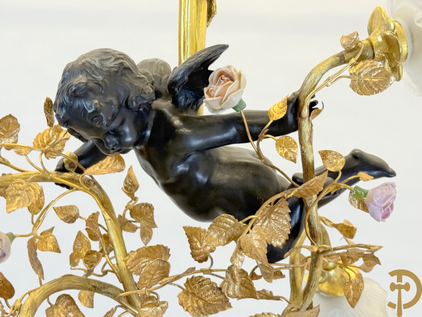 Vuurvergulde bronzen hall luchter met 4 lichtpunten en cupido houdende een tak met porseleinen bloemmetjes
