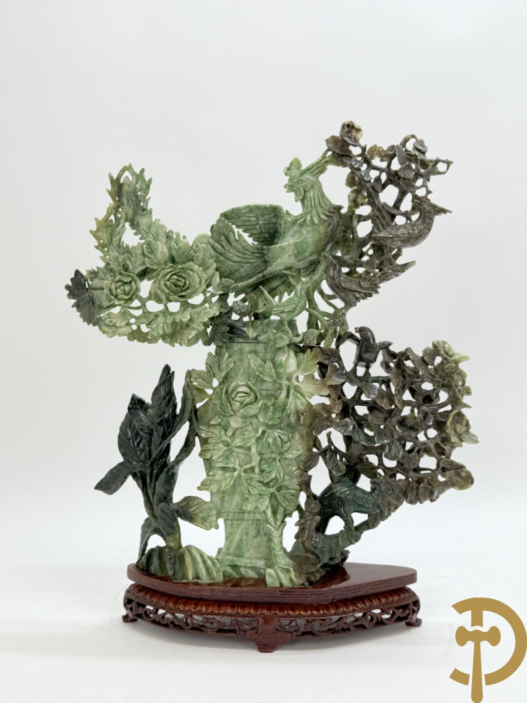 Chinese handgesculpteerde sculptuur in speksteen met amfoor, bloemen en vegelmotieven (tweedelig)