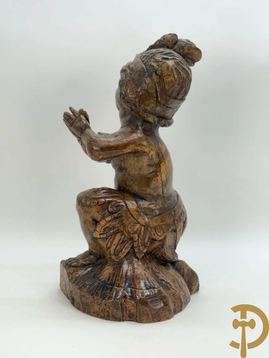 Houtgesculpteerde cupido met gevouwen handen en pluimen