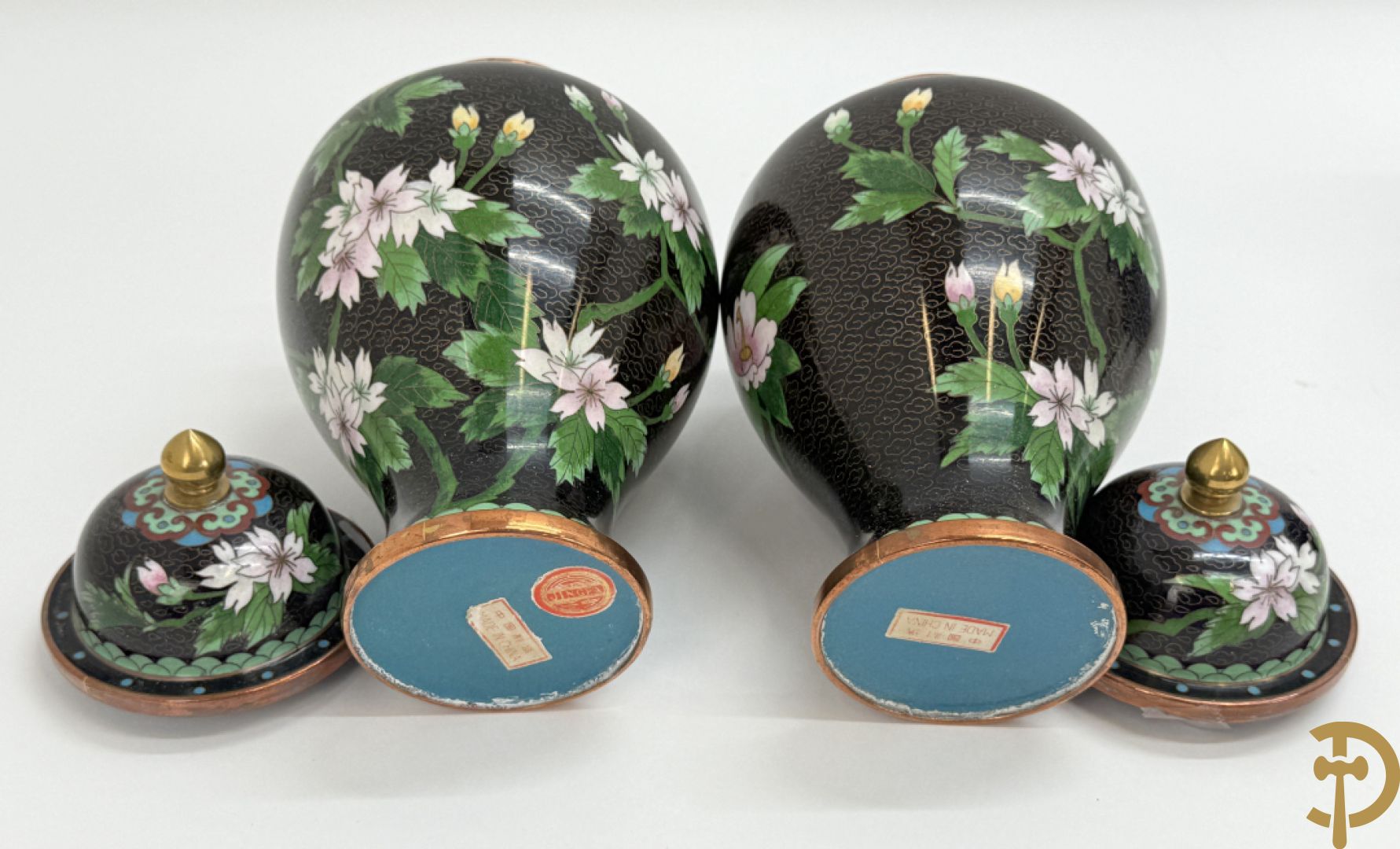 Acht stuks cloisoné w.o. paar dekselpotiches met bloemendecor, 4 vaasjes, coupe en vogel