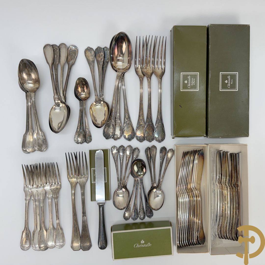 Verzilverd Louis XV bestek Christofle bestaande uit 12 kreeftvorken, 12 vismessen, 12 ijslepels, 3 vorken, 3 lepels, 3 dessertlepels en 3 koffielepels + 8 verzilverde Louis Philippe lepels, 6 verzilverde Louis Philippe vorken + 2 verzilverde vorken + verzilverd mes