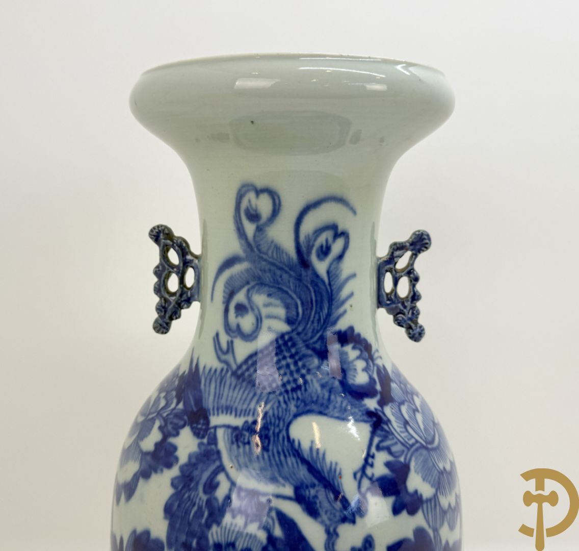 Chinese porseleinen vaas met blauw/wit fenix en bloemendecor