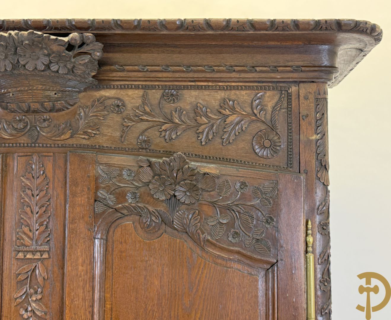 Massief eiken bruidskast met bloemensculptuur opzij, accanthusranken en bekroond met bloemenkorf