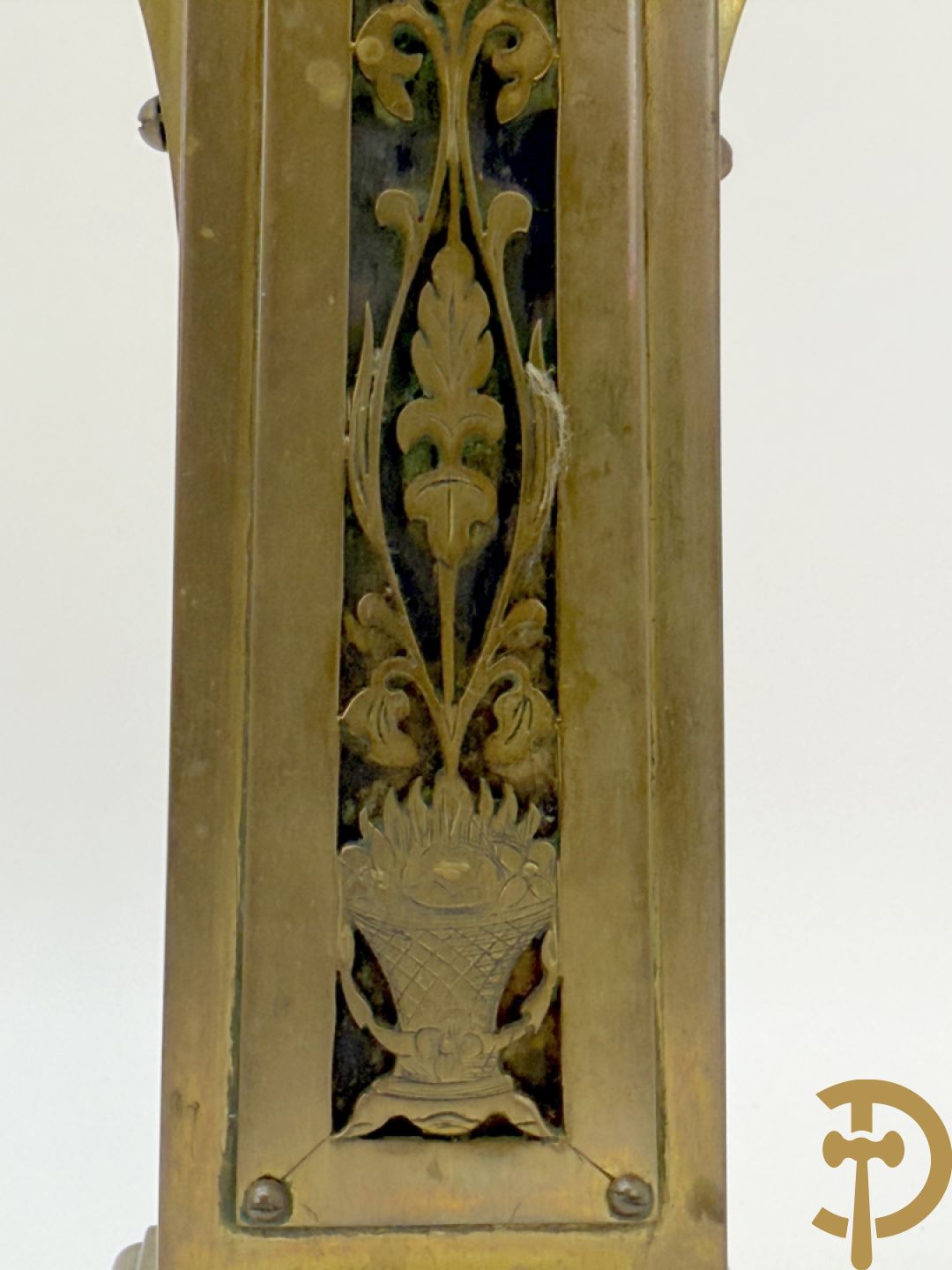 Driedelige koperen Art Nouveau garnituur bestaande uit kapelvormige pendule geflankeerd door paar kandelaars