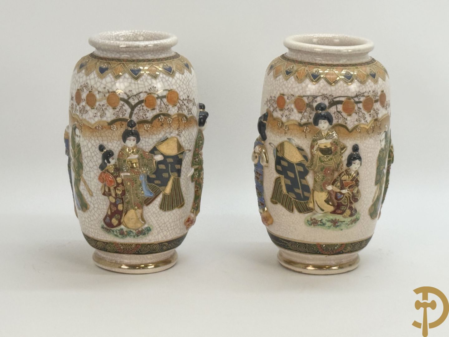 Paar Japanse Satsumat vazen met basrelief decor van gheisha