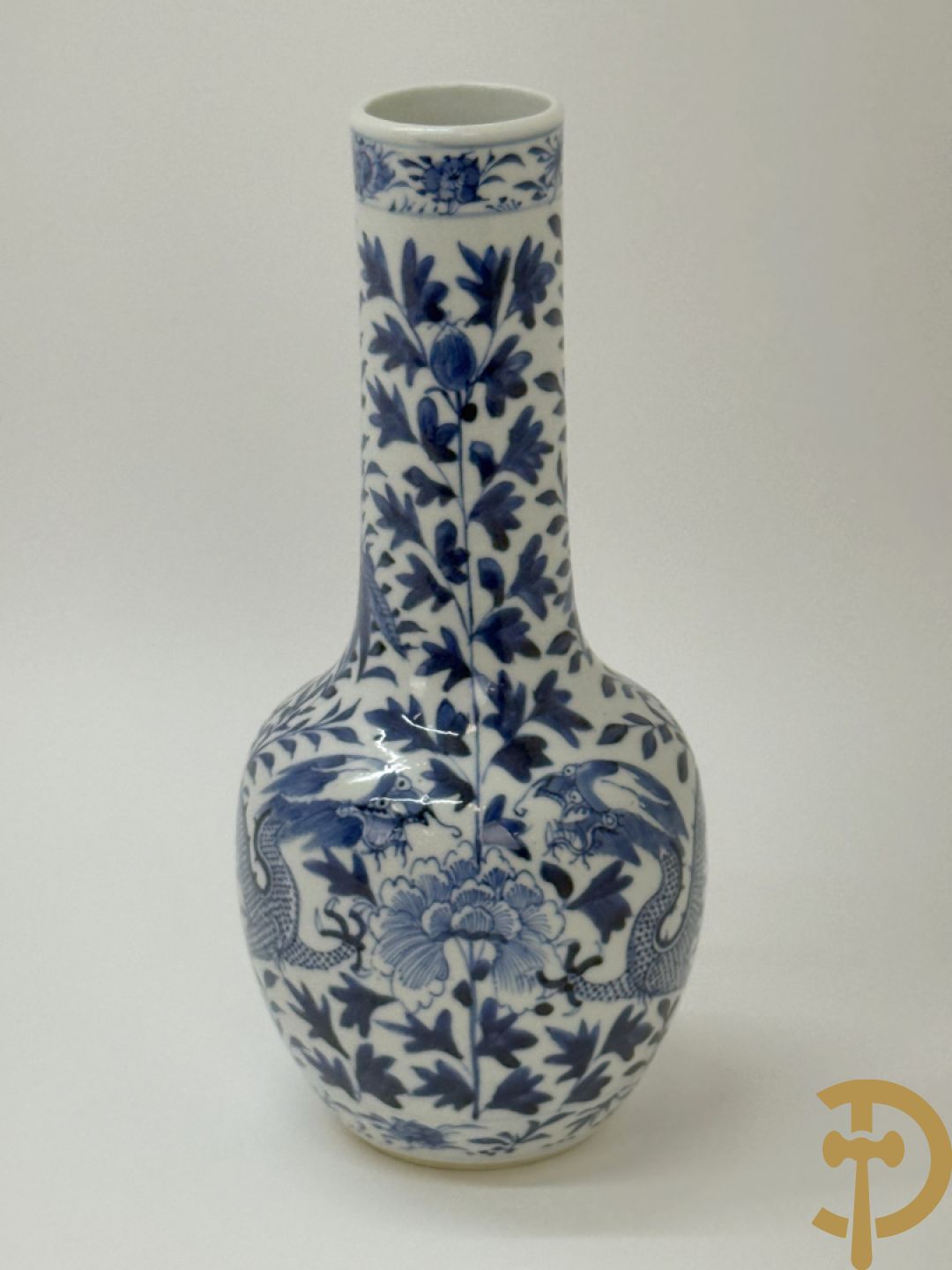 Chinees porseleinen kalebasvormig vaasje blauw/wit met bloemen en drakendecor, onderaan gemerkt