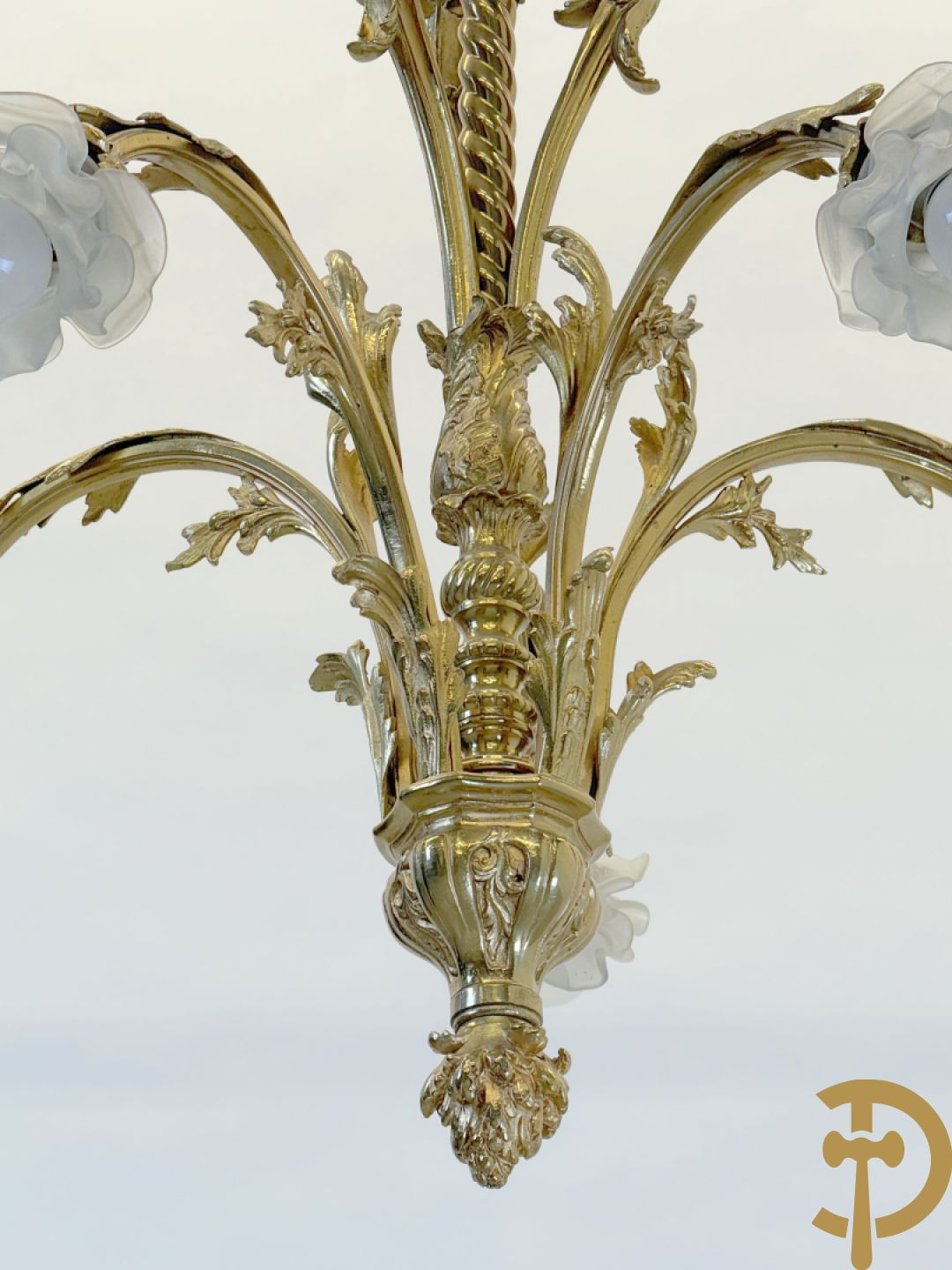 Vijfarmige luchter bezet met roosjes, Louis XV stijl bezet met accanthusranken