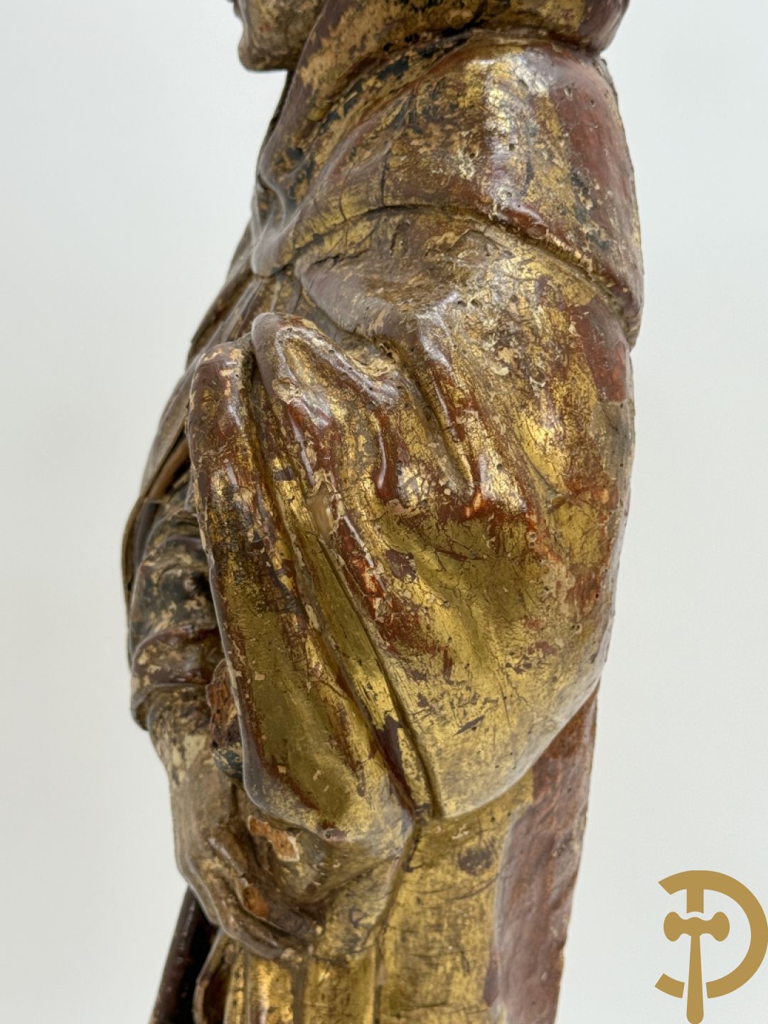 Gepolychromeerde houtsculptuur van man met mantel