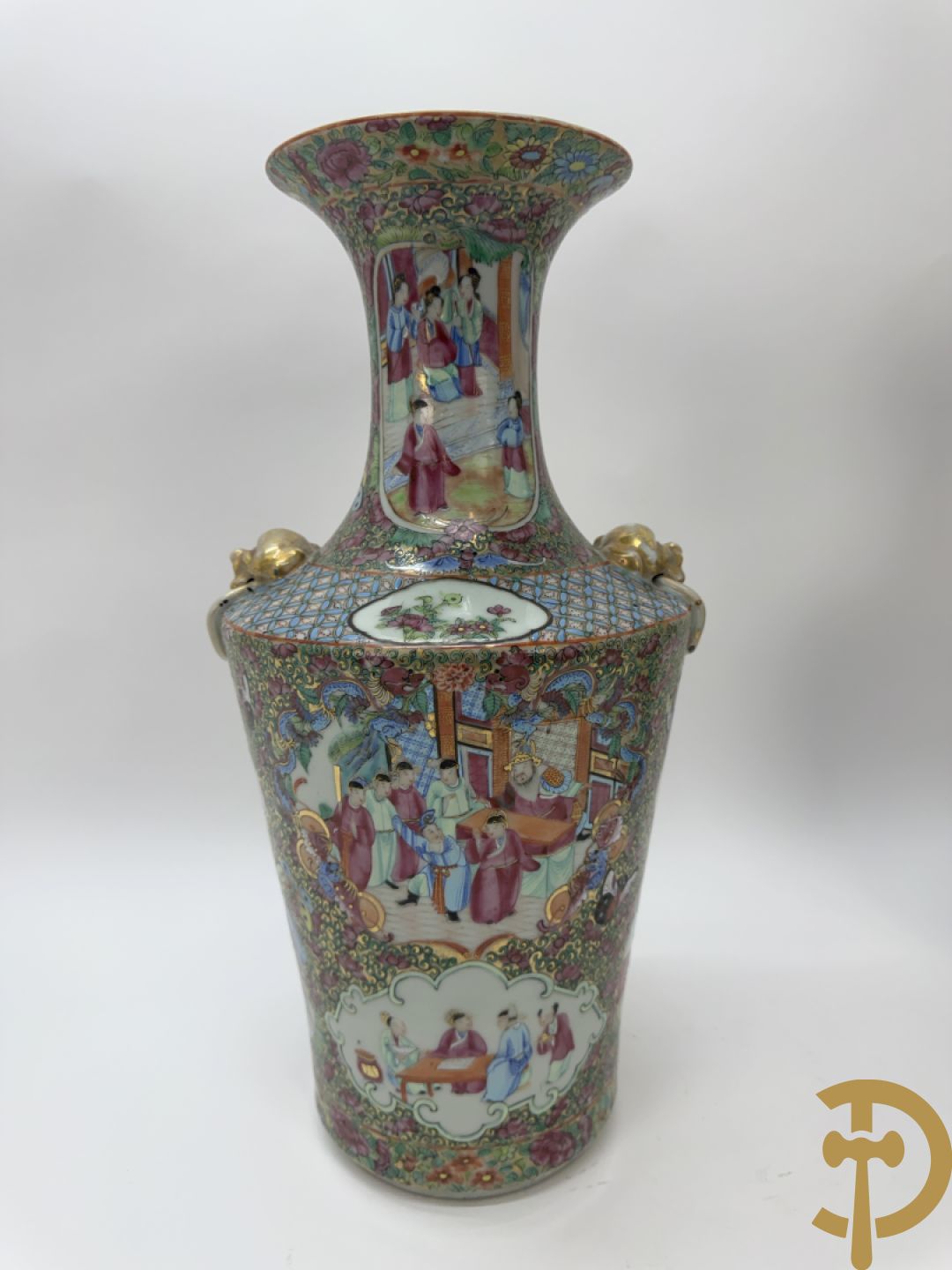 Paar Chinese porseleinen famille rose Kanton vazen met geanimeerd decor en zijdelings met fo honden