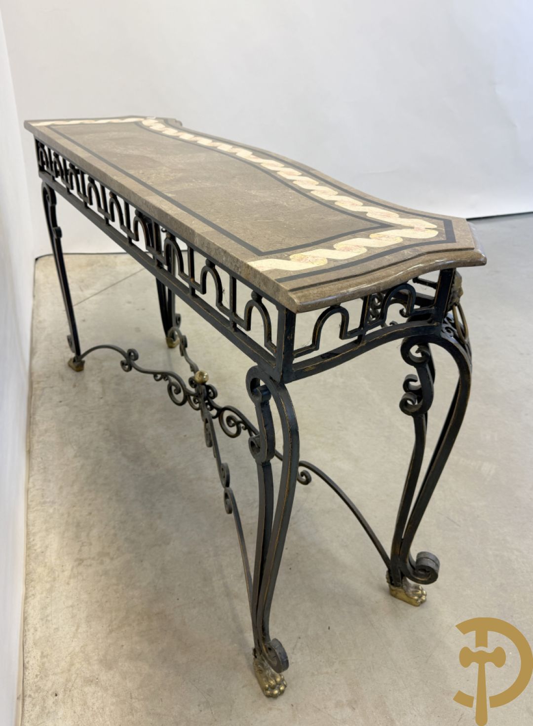 Gepatineerde smeedijzeren wandconsole met marmeren blad met inleg, op voluutvormige poten