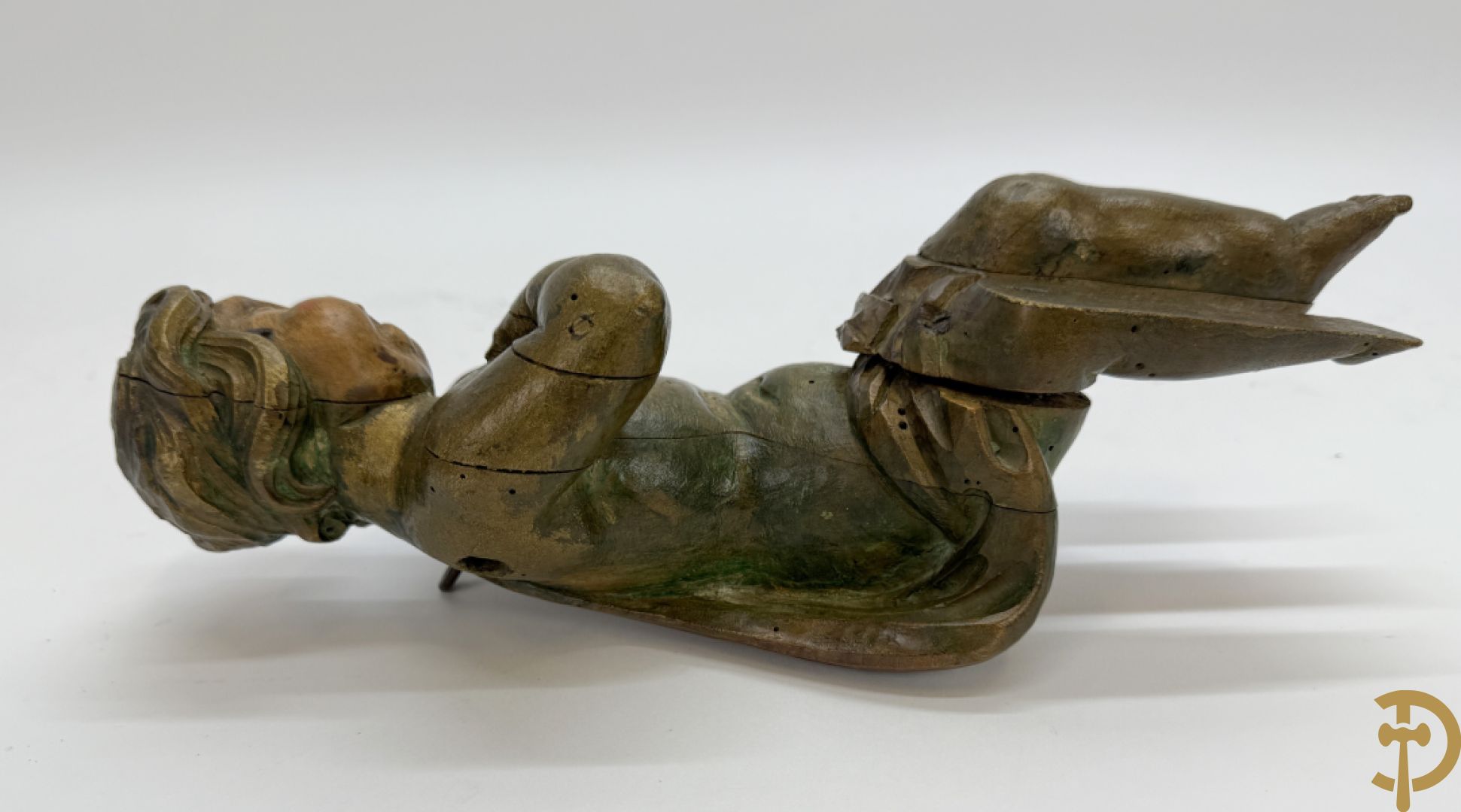 Drie houtgesculpteerde cupido