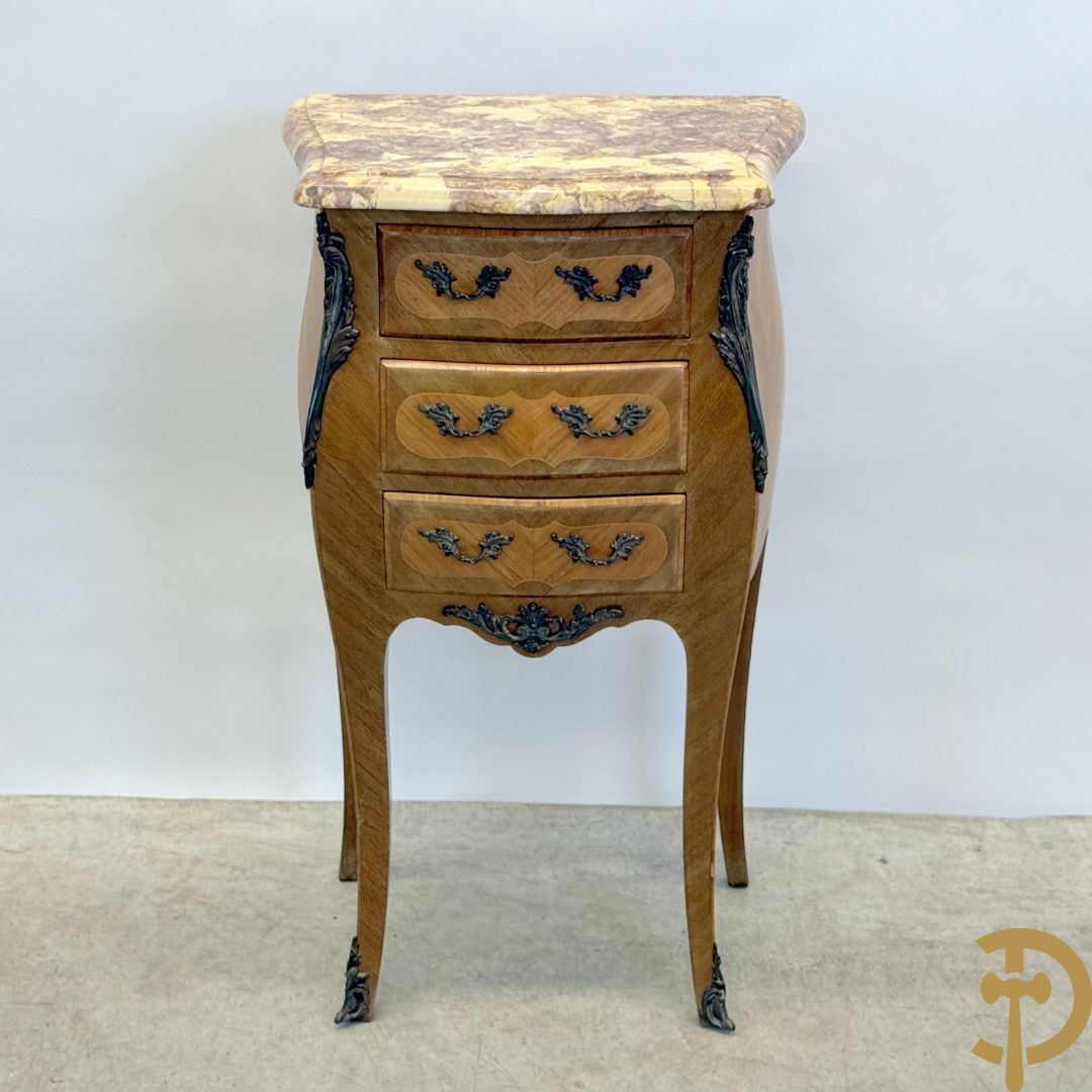 Bijzettafeltje Louis XV stijl met 3 lades, bronsbeslag en marmeren blad