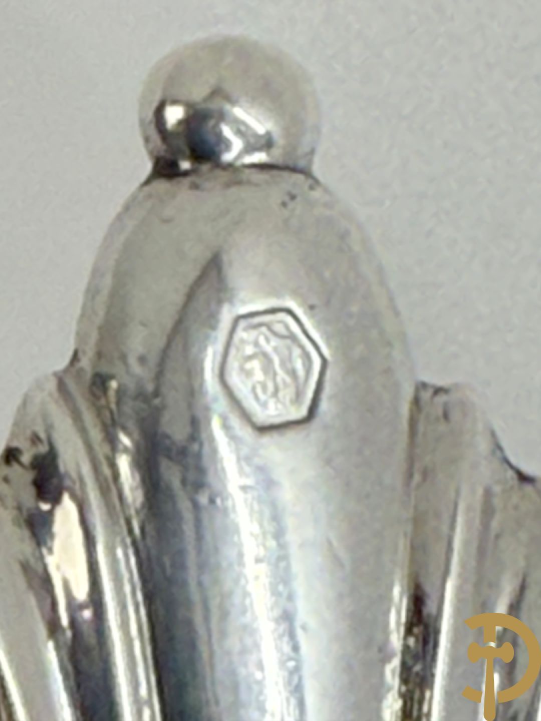 Massief zilveren schaal, Frans 18e, met handvaten in schelpvorm, Rennes 1728-1732, zilversmid Jean-Baptiste Buchet, meesterteken en poinçon de charge aangebracht op de rand