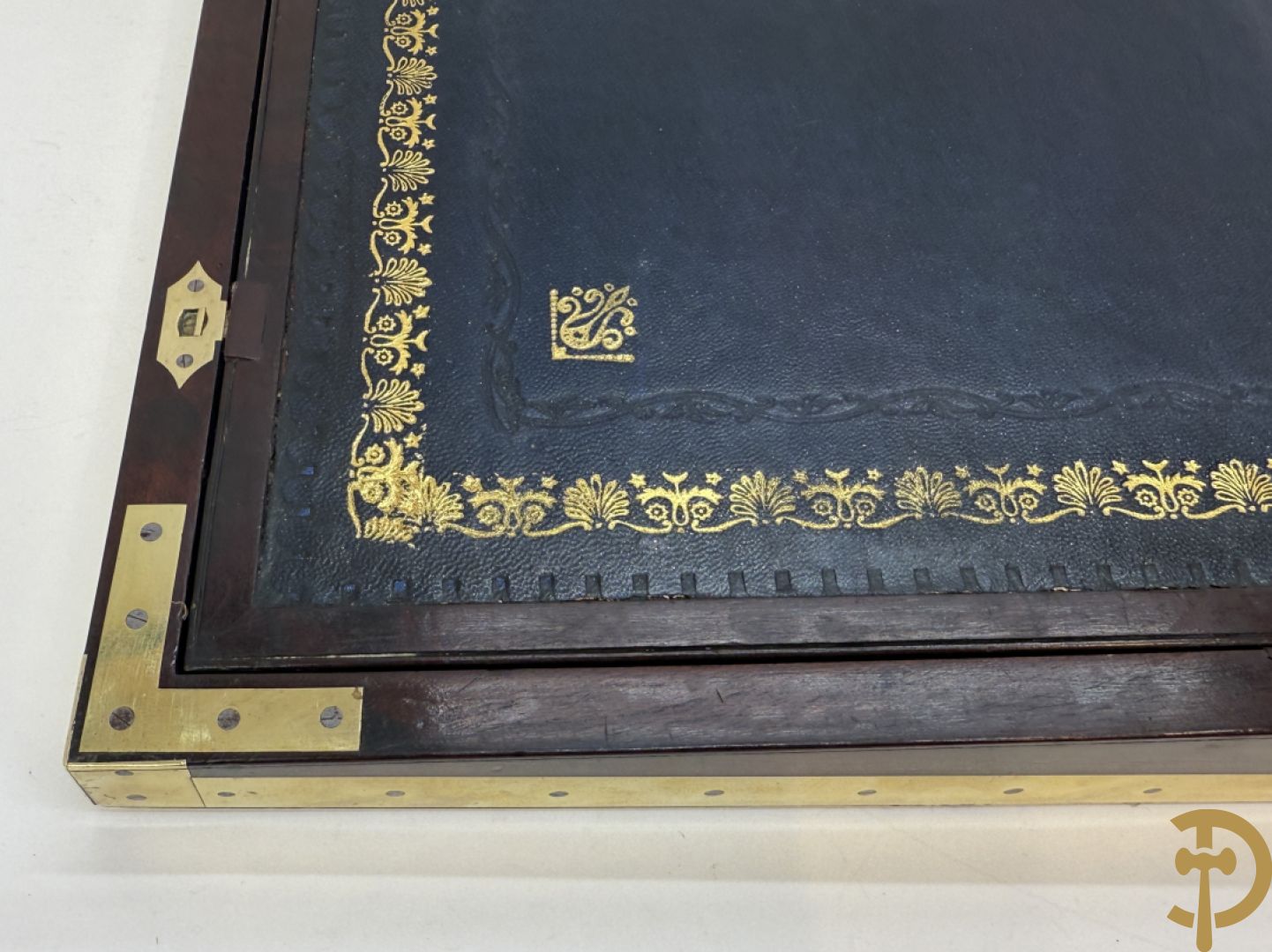 Mahoniehouten schrijfbox met koperafwerking en zijdelings met inliggende handvaten, lederinleg en verborgen vakjes, 19e