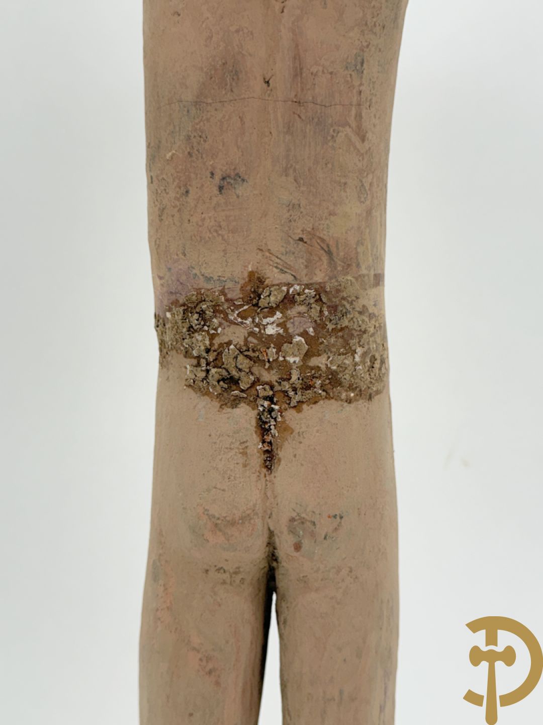 Terra cotta figuur van een Chinese staande man, Han dynastie, tussen 202 voor Christus en 240 na Christus, grafvondst uit Xian bij aanleg van de luchthaven