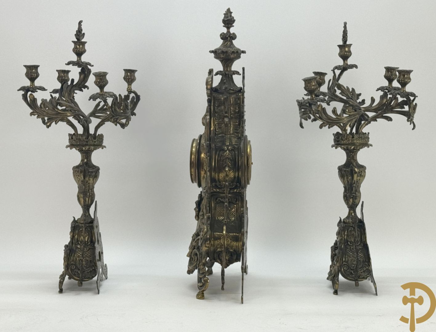Driedelige koperen garnituur bestaande uit middenstuk bezet met amfoor en paar kandelaars , Louis XV stijl