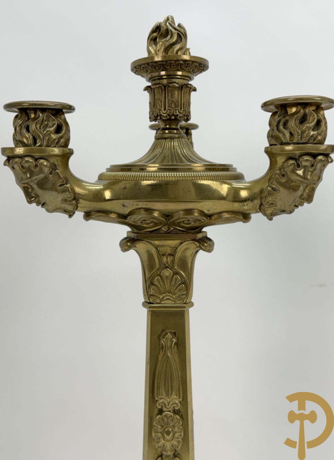 Paar bronzen 3-armige Empire kandelaars met flambeau bekroond