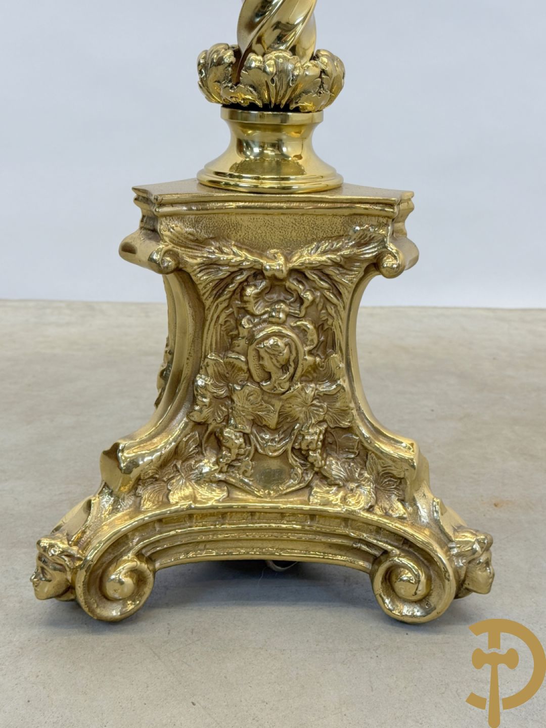 Bronzen staande koperen lampadaire op getorste voet + bronzen lampadaire op gecanneleerde voet