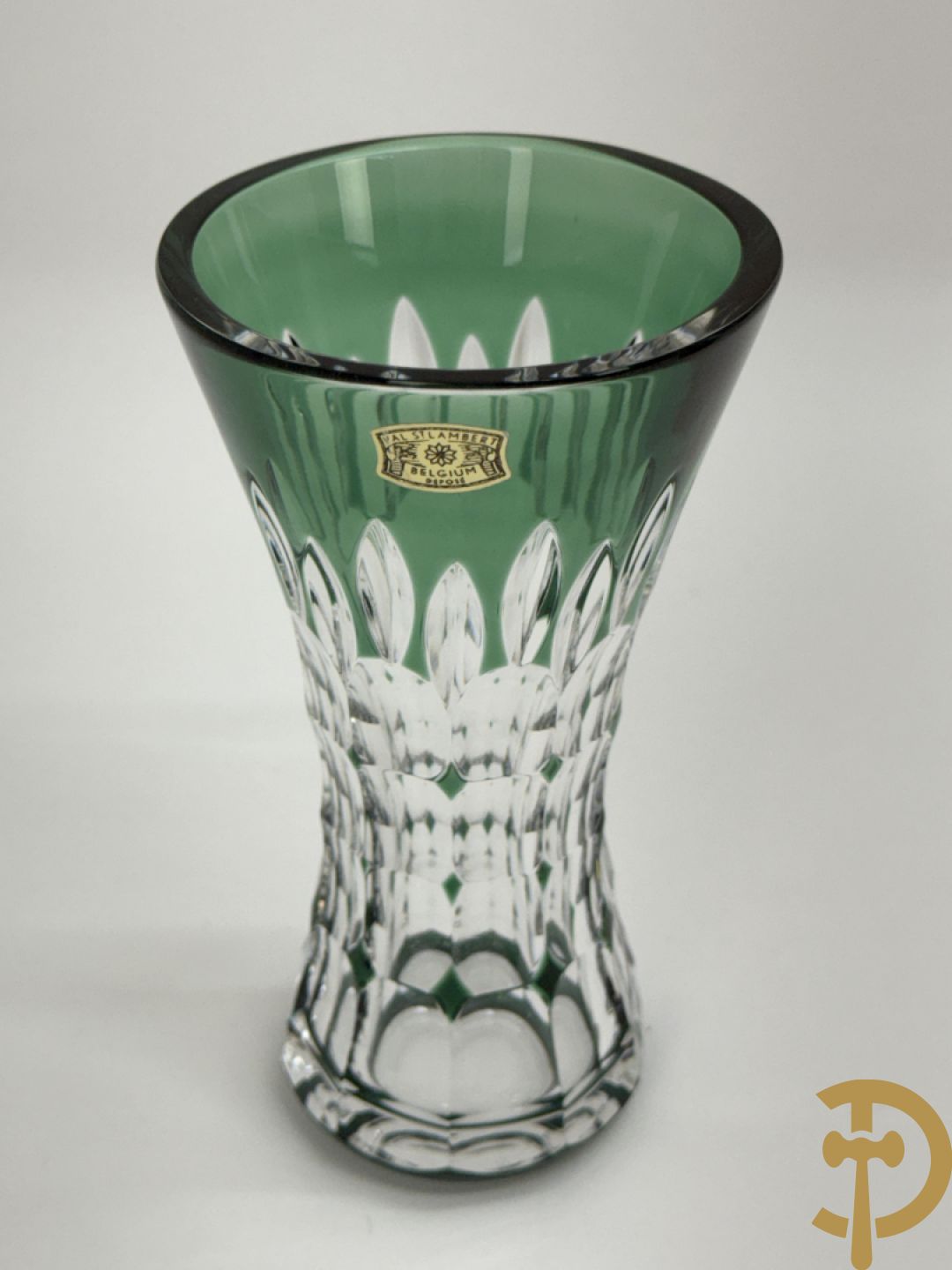 Mooi lot gekleurd Val Saint Lambert kristal bestaande uit 4 vazen, parfumstel (2 ledig), geslepen glas, coupe, onderzetters en 3 asbakken (14 stuks in het totaal)