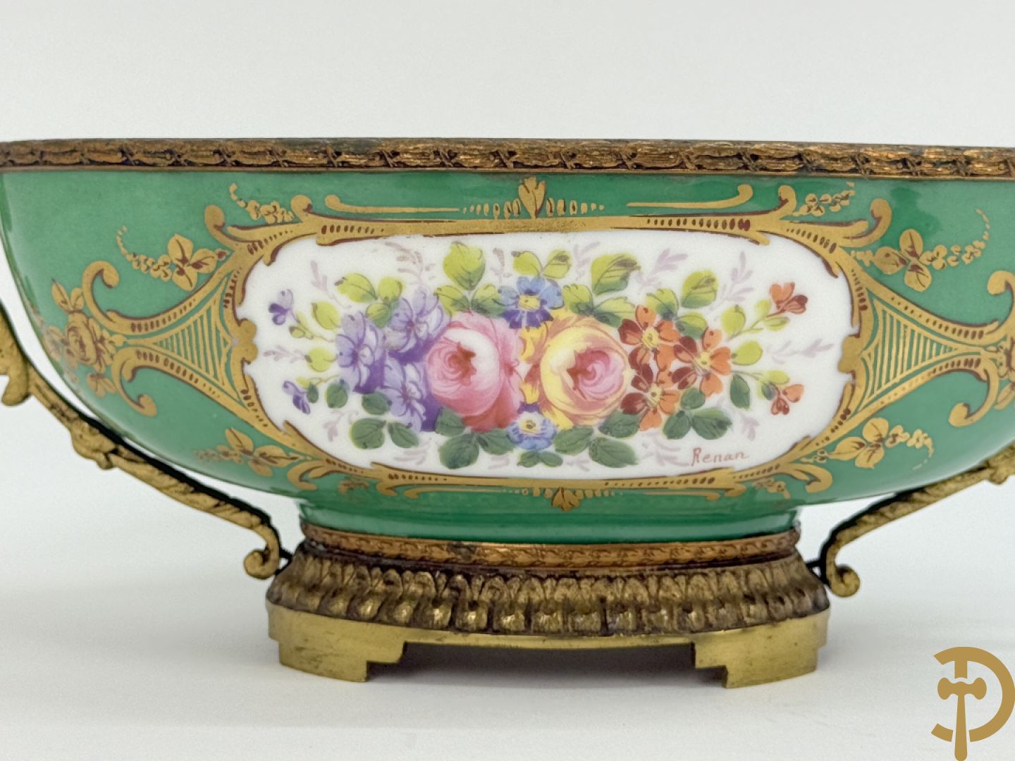 Sèvres cachepot met dubbel decor van handbeschilderde romantische dames en bloemendecor + cachepot in Frans porselein met bloemendecor gevat in bronzen houder + Limoges medici vaas met zwanehalzen
