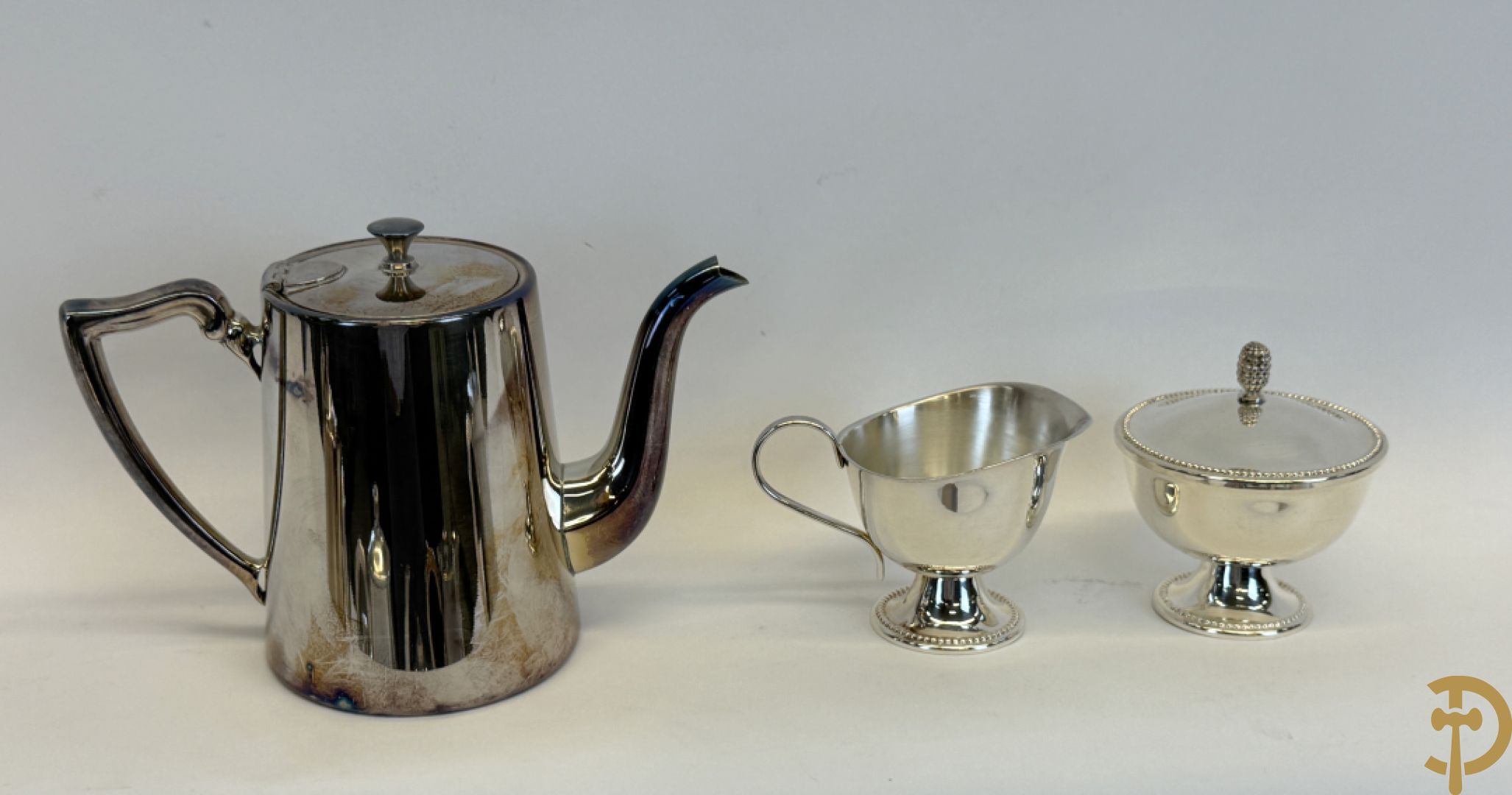 Verzilverde koffie- en theekannen