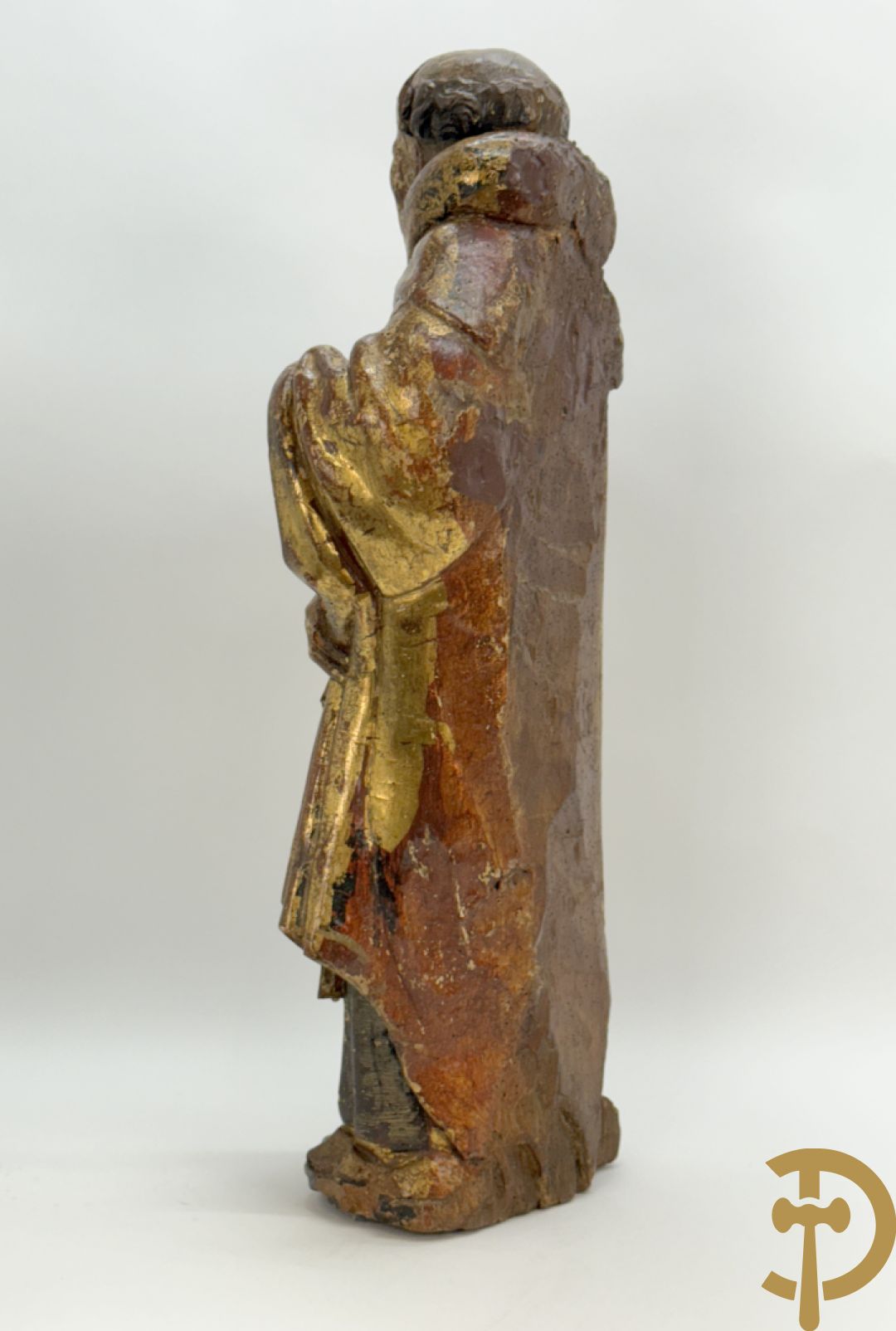 Gepolychromeerde houtsculptuur van man met mantel