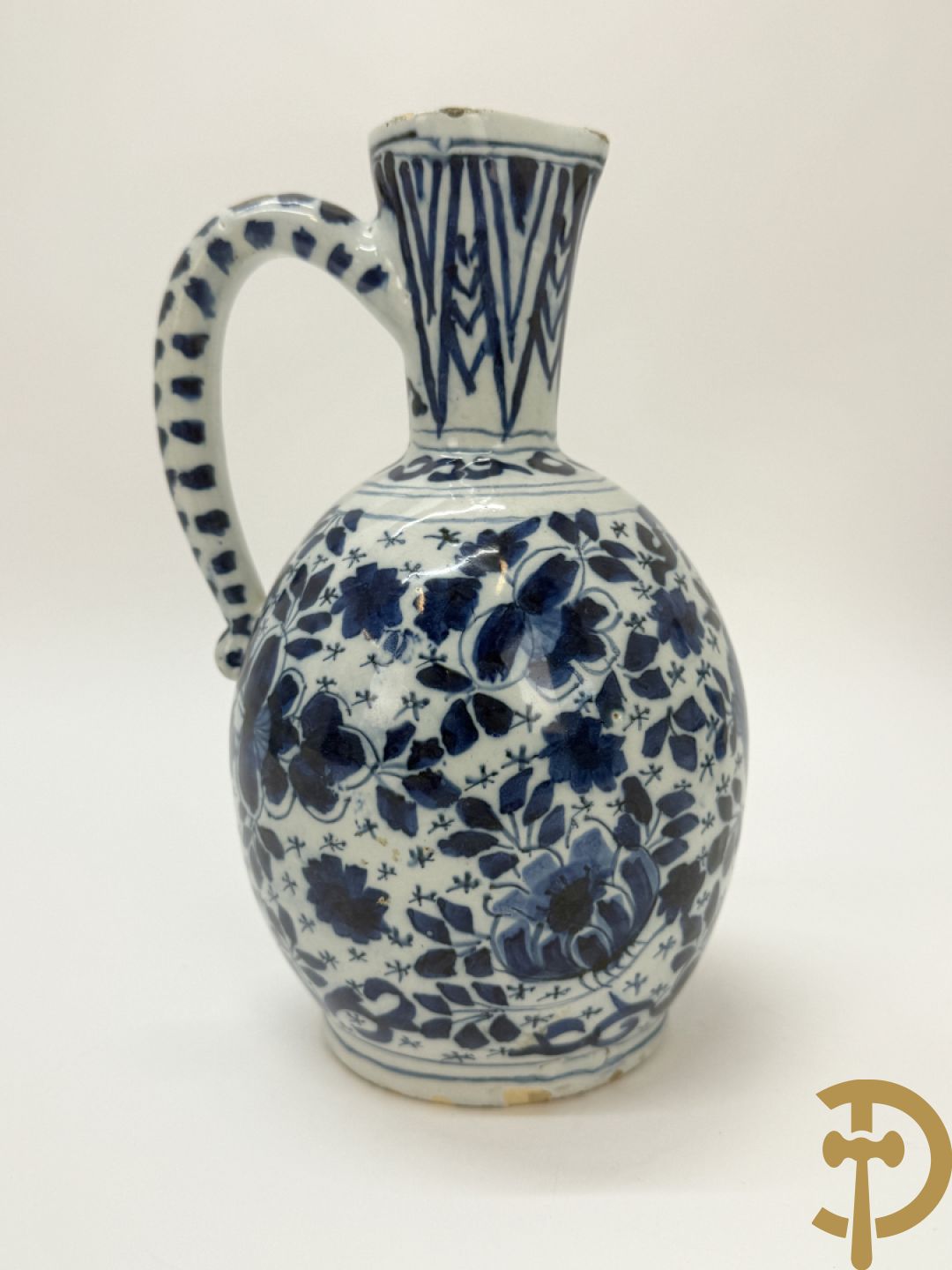 Twee Delftse blauw/wit schenkkannen met bloemendecor