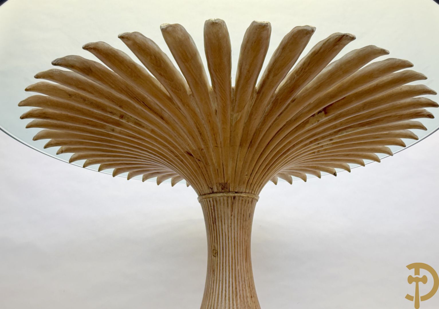 Ronde tafel met houtgesculpteerde korenaren, deels verguld, en glazen blad + 5 bijhorende Louis XVI stoelen met gecanneerde rug en zitting