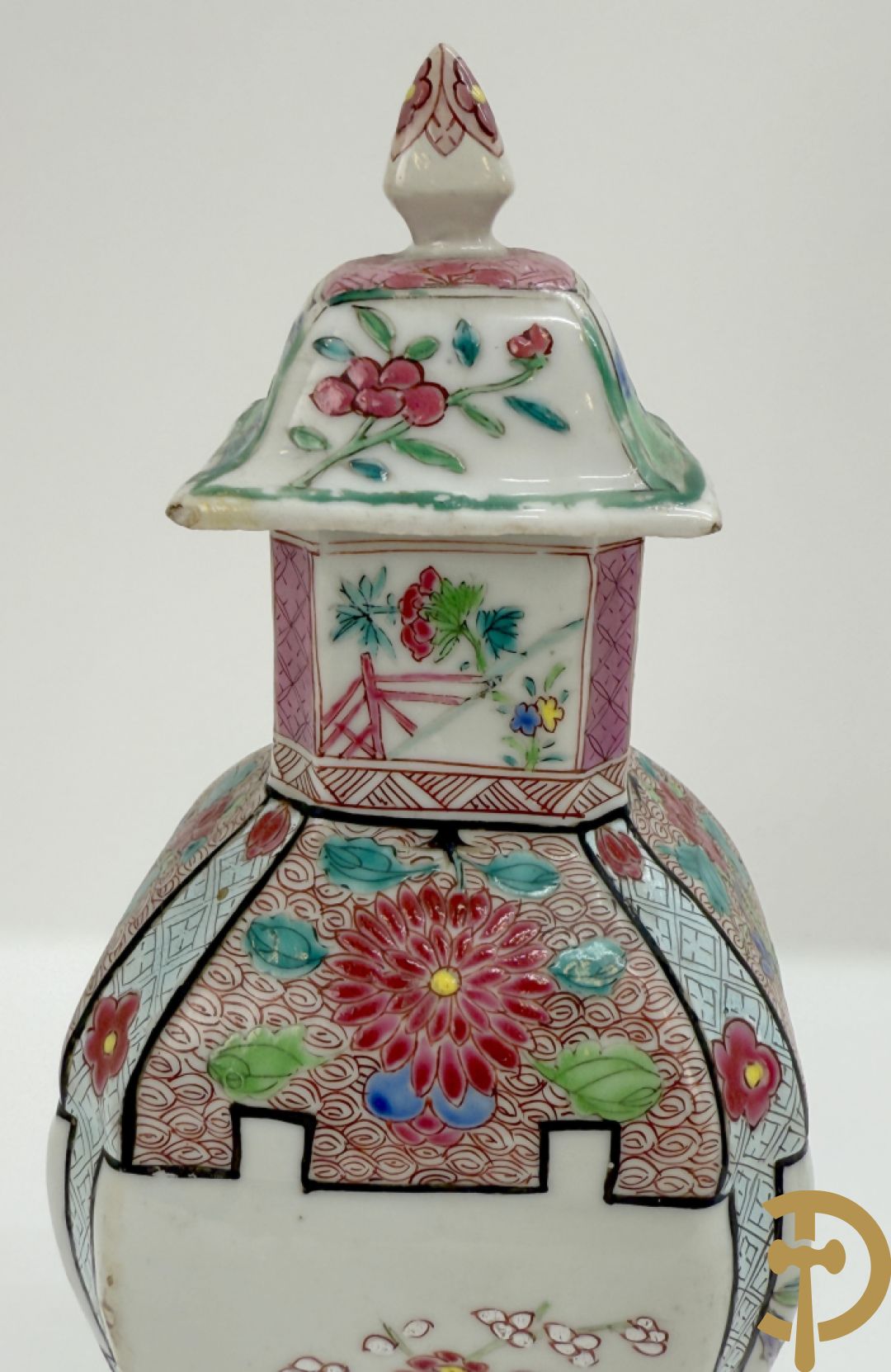 Chinese porseleinen ballustervormige vaas, King Long  + 2 porseleinen bordjes met bloemendecor + 2 bordjes met vazen- en bloemendecor + kopje en schoteltje Imari + dekselpotiche met vogel en bloemendecor