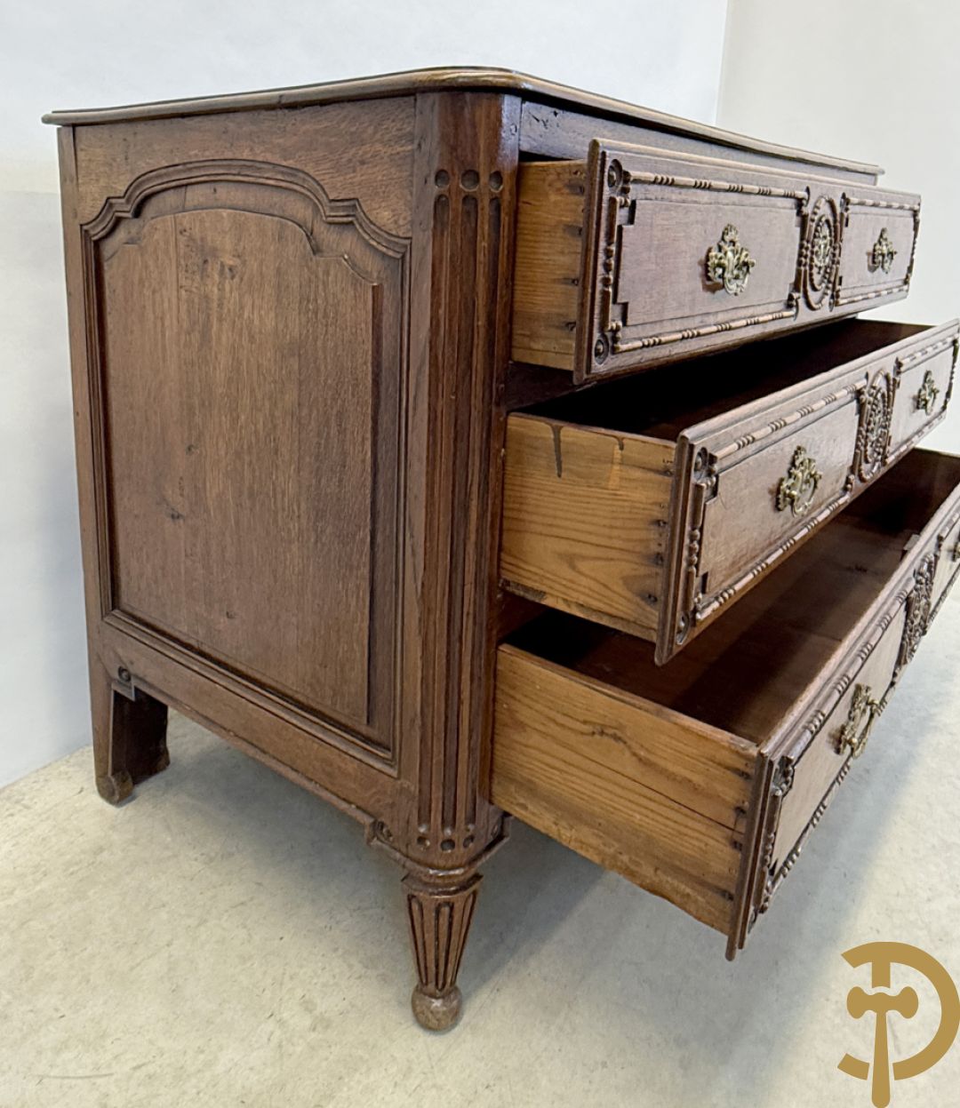 Massief eiken drieladencommode met afgeronde gecanneleerde stijlen, 19e