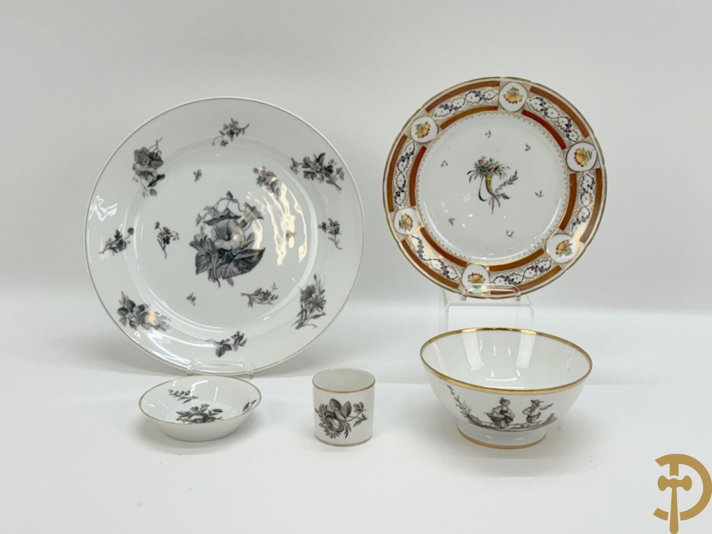 Frans porseleinen bord met decor van hoorn des overvloeds 