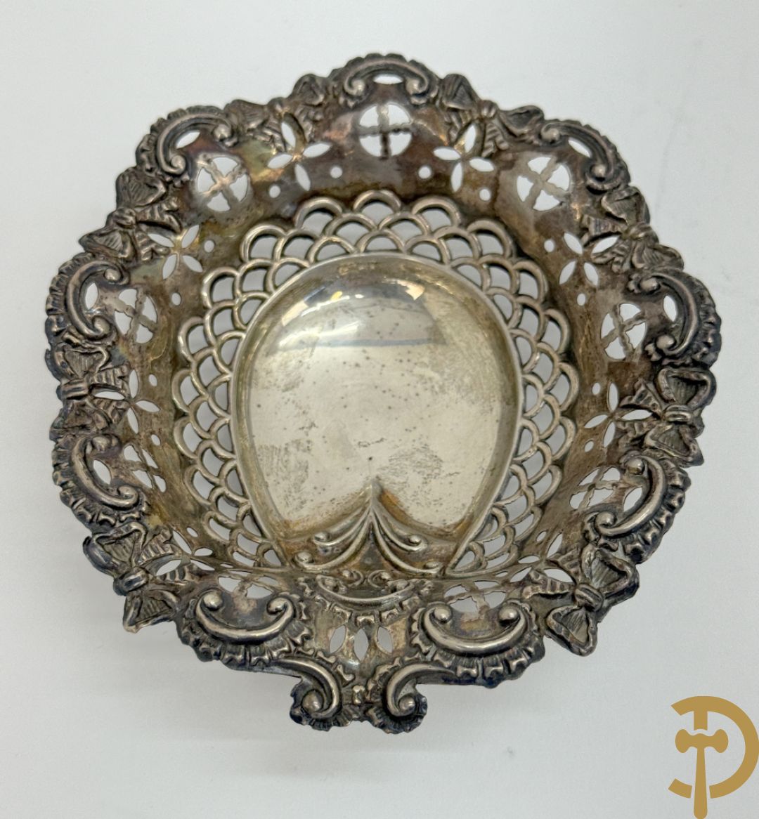 Massief zilveren schaaltje met Louis XV motieven, Delheid + bonbonnière met zilveren deksel + massief zilveren geajoureerd schaaltje + lakzegel met bewerkt handvat