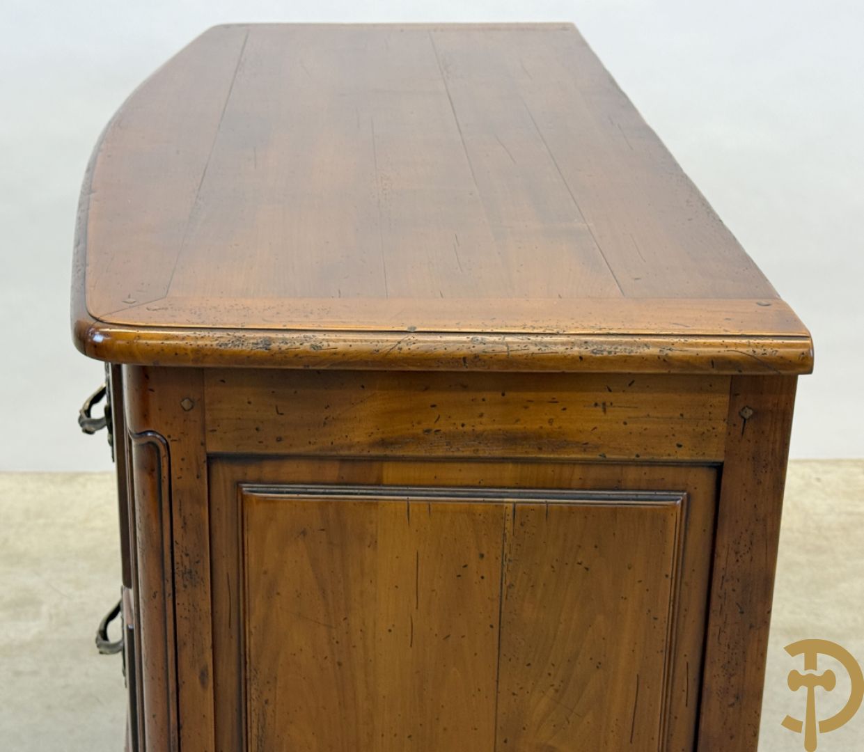 Gebogen kerselaren vierladencommode met koperen Louis XV trekkers, achteraan geëstampilleerd Richelieu Art & Meubels de France